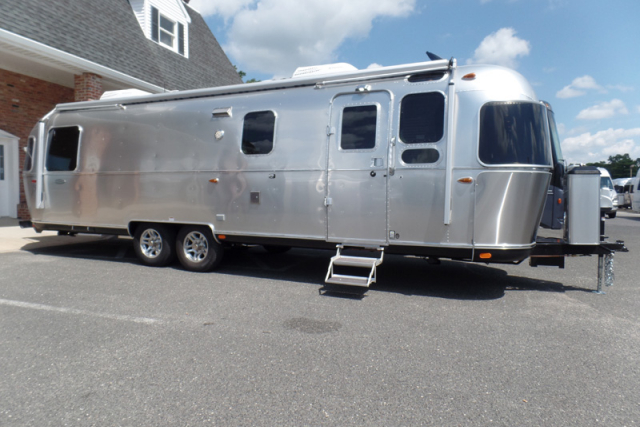 2017 Airstream Classic 30J Queen - Stock# 10944