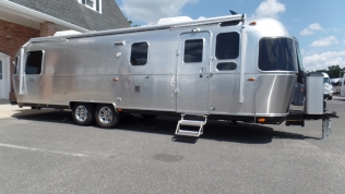 2017 Airstream Classic 30J Queen - Stock# 10944