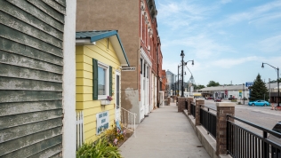 The future birth will take place behind this hair saloon